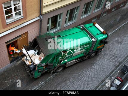 Ein Abfallsammler, auch bekannt als Staubmann, Binman (in Großbritannien), Garbageman oder Müllmann (in den Vereinigten Staaten) während ihrer Arbeit. Foto Jeppe Gustafsson Stockfoto