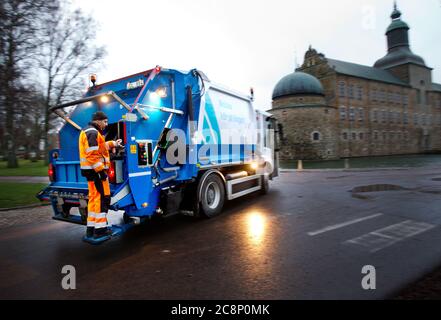 Ein Abfallsammler, auch bekannt als Staubmann, Binman (in Großbritannien), Garbageman oder Müllmann (in den Vereinigten Staaten) während ihrer Arbeit. Foto Jeppe Gustafsson Stockfoto