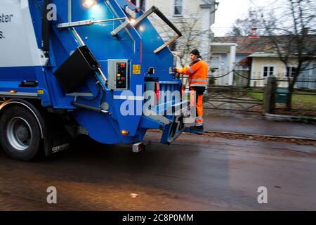 Ein Abfallsammler, auch bekannt als Staubmann, Binman (in Großbritannien), Garbageman oder Müllmann (in den Vereinigten Staaten) während ihrer Arbeit. Foto Jeppe Gustafsson Stockfoto