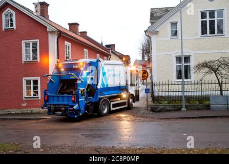 Ein Abfallsammler, auch bekannt als Staubmann, Binman (in Großbritannien), Garbageman oder Müllmann (in den Vereinigten Staaten) während ihrer Arbeit. Foto Jeppe Gustafsson Stockfoto