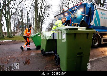 Ein Abfallsammler, auch bekannt als Staubmann, Binman (in Großbritannien), Garbageman oder Müllmann (in den Vereinigten Staaten) während ihrer Arbeit. Foto Jeppe Gustafsson Stockfoto