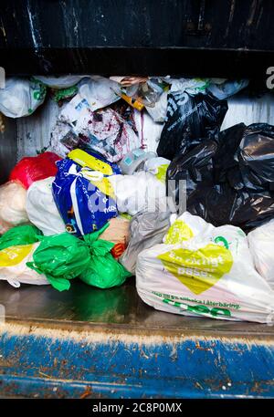 Ein Abfallsammler, auch bekannt als Staubmann, Binman (in Großbritannien), Garbageman oder Müllmann (in den Vereinigten Staaten) während ihrer Arbeit. Foto Jeppe Gustafsson Stockfoto