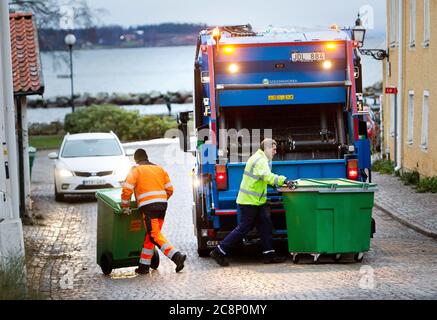 Ein Abfallsammler, auch bekannt als Staubmann, Binman (in Großbritannien), Garbageman oder Müllmann (in den Vereinigten Staaten) während ihrer Arbeit. Foto Jeppe Gustafsson Stockfoto