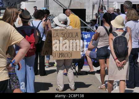 Mailand, Italien. Juli 2020. Keine Maske, keine Impfproteste in Mailand, Italien am 25. Juli 2020. Die Demonstranten respektiierten die Regeln der sozialen Distanzierung und die Pflicht, eine Maske für die Versammlung der Menschen in der Region Lombardei zu tragen. (Foto: Luca Ponti/Pacific Press/Sipa USA) Quelle: SIPA USA/Alamy Live News Stockfoto