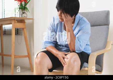 Alte Frau leidet unter Kopfschmerzen, Stress, Migräne, Gesundheit Problem Konzept Stockfoto