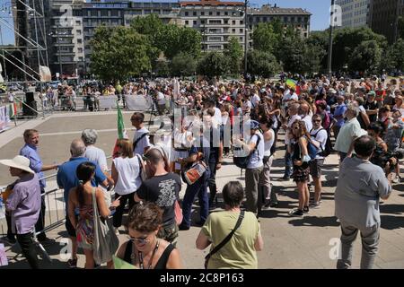 Mailand, Italien. Juli 2020. Keine Maske, keine Impfproteste in Mailand, Italien am 25. Juli 2020. Die Demonstranten respektiierten die Regeln der sozialen Distanzierung und die Pflicht, eine Maske für die Versammlung der Menschen in der Region Lombardei zu tragen. (Foto: Luca Ponti/Pacific Press/Sipa USA) Quelle: SIPA USA/Alamy Live News Stockfoto