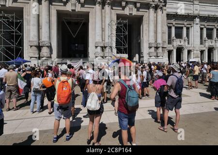 Mailand, Italien. Juli 2020. Keine Maske, keine Impfproteste in Mailand, Italien am 25. Juli 2020. Die Demonstranten respektiierten die Regeln der sozialen Distanzierung und die Pflicht, eine Maske für die Versammlung der Menschen in der Region Lombardei zu tragen. (Foto: Luca Ponti/Pacific Press/Sipa USA) Quelle: SIPA USA/Alamy Live News Stockfoto
