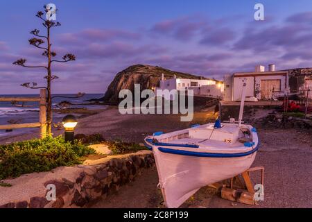 Traditionelles Fischerboot am Strand bei Sonnenuntergang, Dorf La Isleta del Moro, Cabo de Gata, Almeria, Andalusien, Spanien Stockfoto