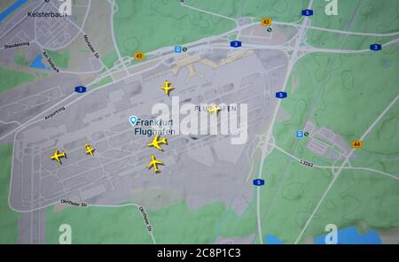 Flugverkehr auf dem Frankfurter Flughafen (25. juli 2020, UTC 21.09) im Internet mit Flightradar 24-Standort, während der Coronavirus-Pandemie Stockfoto