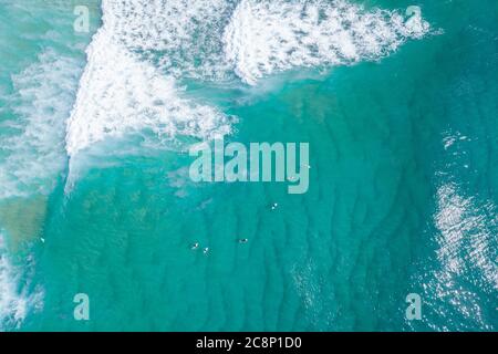 Luftaufnahme einer Gruppe von Surfern, North Stradbroke Island, Moreton Bay, Queensland, Australien Stockfoto