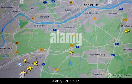 Flugverkehr auf dem Frankfurter Flughafen (25. juli 2020, UTC 21.09 ) im Internet mit Flightradar 24-Standort, während der Coronavirus-Pandemie Stockfoto