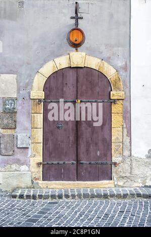 Alte Holztür auf der Straße Stockfoto