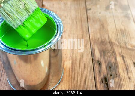 Pinsel und Dose auf Holzfläche malen Stockfoto