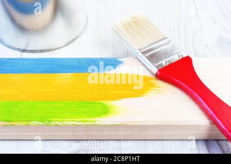 Pinsel auf Holzfläche malen Stockfoto