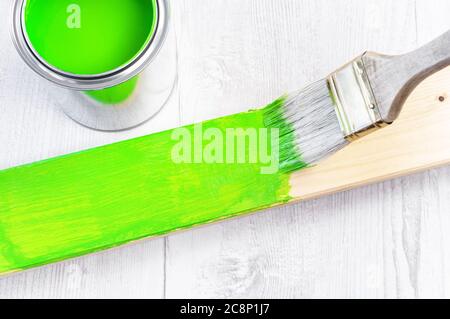 Pinsel und Dose auf Holzfläche malen Stockfoto