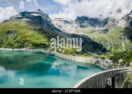 Luftaufnahme des Mooserbodens und der Staumauer, Kaprun Hochgebirgsstauseen, Salzburg, Österreich Stockfoto