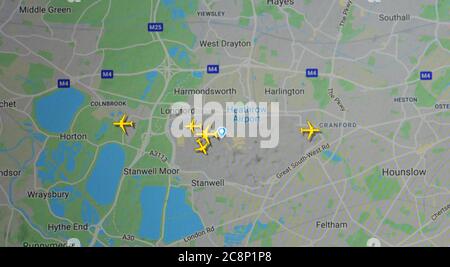 Flugverkehr über den Flughafen London Heathrow (25. juli 2020, UTC 21.03) im Internet mit Flightradar 24-Standort während der Coronavirus-Pandemie Stockfoto