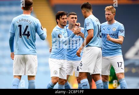 David Silva (zweiter links) von Manchester City umarmt Phil Fodden und Rodrigo Hernandez Rodri während des Premier League-Spiels im Etihad Stadium in Manchester. Stockfoto