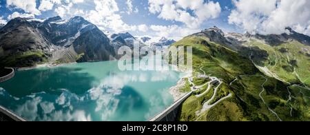 Luftaufnahme des Mooserbodens und der Staumauer, Kaprun Hochgebirgsstauseen, Salzburg, Österreich Stockfoto