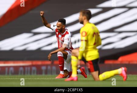 Pierre-Emerick Aubameyang von Arsenal unterstützt die Black Lives Matter-Bewegung vor dem Premier League-Spiel im Emirates Stadium in London. Stockfoto