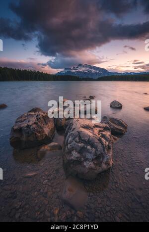 Felsen am Rande von Two Jack Lake in der Nähe von Banff, Alberta, Kanada Stockfoto