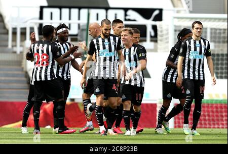 Newcastle United Spieler feiern, nachdem Dwight Gayle (Dritter rechts) während des Premier League Spiels im St James' Park, Newcastle, das erste Tor seiner Mannschaft erzielt hat. Stockfoto