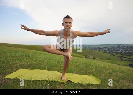 Mann, der Yoga-Balance-Übung in der Natur Stockfoto