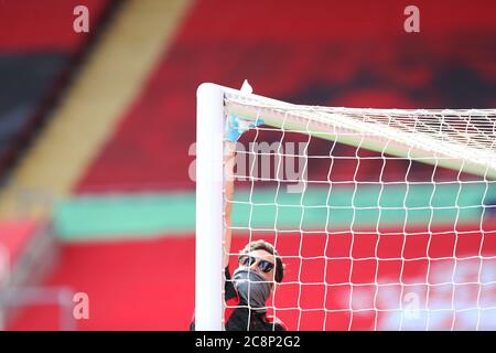 SOUTHAMPTON, GROSSBRITANNIEN. 26. JULI 2020 EIN Mitglied des Bodenpersonals desinfiziert die Posten vor dem Premier League Spiel zwischen Southampton und Sheffield United im St Mary's Stadium, Southampton. (Kredit: Jon Bromley, Mi News) Kredit: MI Nachrichten & Sport /Alamy Live Nachrichten Stockfoto