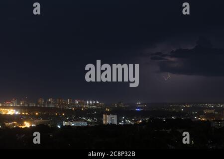 Blitze blitzen am Himmel über der Stadt. Hintergrund Stockfoto