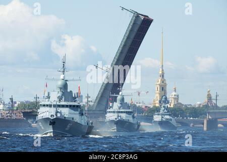 Moskau, Russland. Juli 2020. Russische Marine Schiffe segeln während einer Militärparade, um den Tag der russischen Marine in St. Petersburg, Russland, 26. Juli 2020 zu feiern. Die Marineparade in St. Petersburg umfasste 46 Schiffe und U-Boote, mehr als 40 Flugzeuge und Hubschrauber und über 4,000 Soldaten. Kleinere Feiern wurden in den anderen Flottenstützpunkten des Landes abgehalten. Russland feiert seinen Tag der Marine jährlich am letzten Sonntag im Juli. Quelle: Irina Motina/Xinhua/Alamy Live News Stockfoto