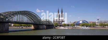 Rhein mit Hohenzollernbrücke und Dom, Köln, Nordrhein-Westfalen, Deutschland, Europa Stockfoto