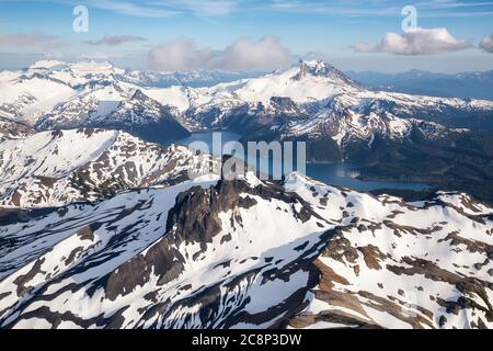 Luftaufnahme von Garibaldi umgeben von wunderschöner kanadischer Berglandschaft Stockfoto