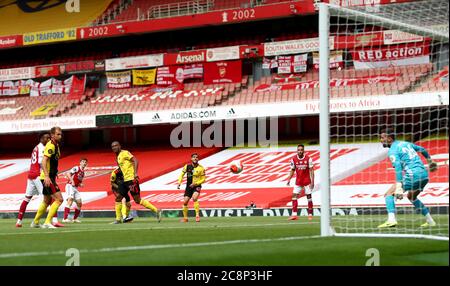 Arsenals Kieran Tierney (3. Links) erzielt das zweite Tor seiner Spielmannschaft während des Premier League-Spiels im Emirates Stadium, London. Stockfoto