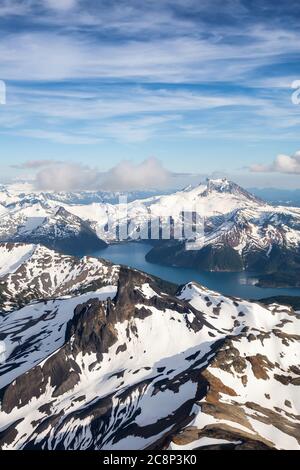 Luftaufnahme von Garibaldi umgeben von wunderschöner kanadischer Berglandschaft Stockfoto