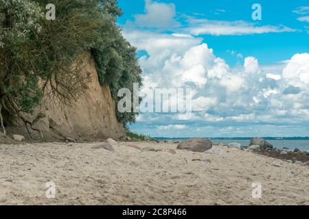 Strand und Sandsteinfelsen bei Schwarzer Busch an der ostseeinsel Poel Stockfoto
