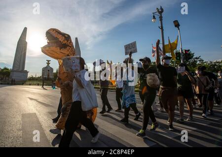 Bangkok, Bangkok, Thailand. Juli 2020. Etwa 1000 Menschen versammelten sich, um an einem Flash-Mob-Protest vor Bangkoks Demokratie-Denkmal teilzunehmen und forderten den Rücktritt des thailändischen Parlaments. Seit dem 18. Juli haben Demokratieaktivisten im ganzen Land Proteste in einer erneuten Welle von regierungsfeindlichen Demonstrationen veranstaltet. Kredit: Adryel Talamantes/ZUMA Wire/Alamy Live Nachrichten Stockfoto