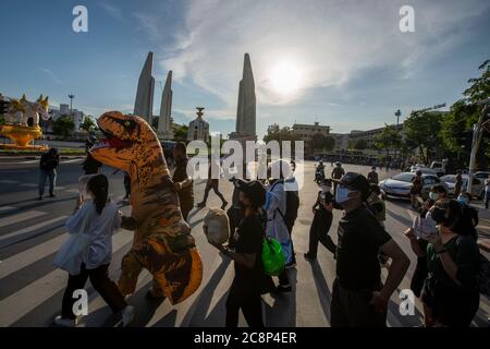 Bangkok, Bangkok, Thailand. Juli 2020. Etwa 1000 Menschen versammelten sich, um an einem Flash-Mob-Protest vor Bangkoks Demokratie-Denkmal teilzunehmen und forderten den Rücktritt des thailändischen Parlaments. Seit dem 18. Juli haben Demokratieaktivisten im ganzen Land Proteste in einer erneuten Welle von regierungsfeindlichen Demonstrationen veranstaltet. Kredit: Adryel Talamantes/ZUMA Wire/Alamy Live Nachrichten Stockfoto