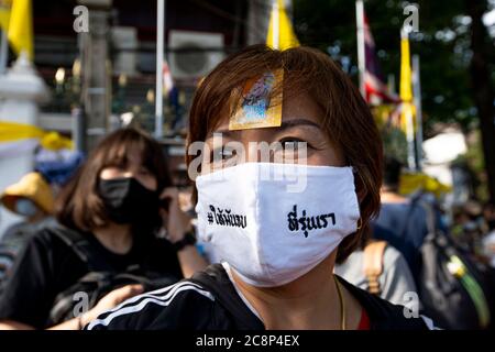 Bangkok, Bangkok, Thailand. Juli 2020. Etwa 1000 Menschen versammelten sich, um an einem Flash-Mob-Protest vor Bangkoks Demokratie-Denkmal teilzunehmen und forderten den Rücktritt des thailändischen Parlaments. Seit dem 18. Juli haben Demokratieaktivisten im ganzen Land Proteste in einer erneuten Welle von regierungsfeindlichen Demonstrationen veranstaltet. Kredit: Adryel Talamantes/ZUMA Wire/Alamy Live Nachrichten Stockfoto