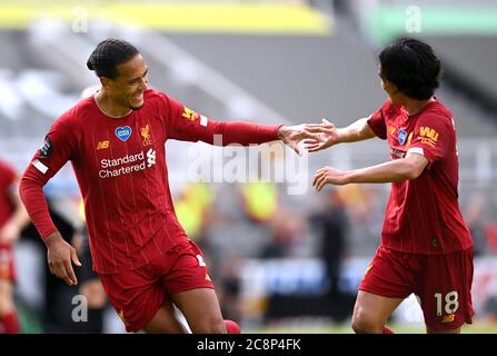 Liverpools Virgil van Dijk (links) feiert das erste Tor seiner Spielesolge mit Takumi Minamino während des Premier League-Spiels im St James' Park, Newcastle. Stockfoto