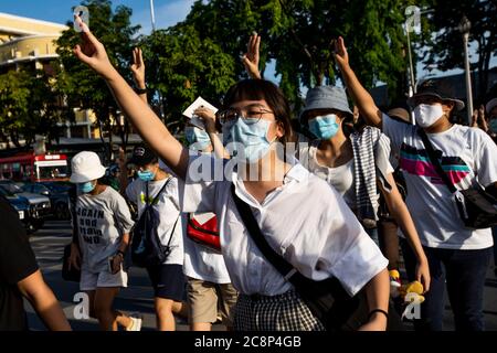 Bangkok, Bangkok, Thailand. Juli 2020. Etwa 1000 Menschen versammelten sich, um an einem Flash-Mob-Protest vor Bangkoks Demokratie-Denkmal teilzunehmen und forderten den Rücktritt des thailändischen Parlaments. Seit dem 18. Juli haben Demokratieaktivisten im ganzen Land Proteste in einer erneuten Welle von regierungsfeindlichen Demonstrationen veranstaltet. Kredit: Adryel Talamantes/ZUMA Wire/Alamy Live Nachrichten Stockfoto