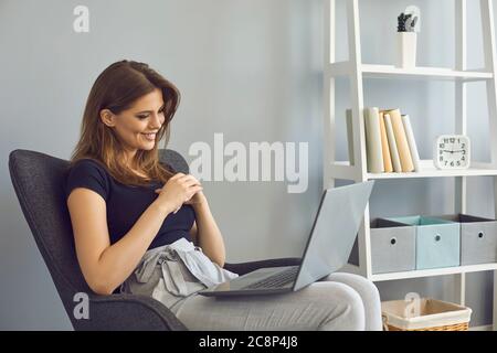 Millennial müde Frau arbeitet online von zu Hause aus. Erschöpfter Freiberufler, der am Arbeitsplatz an einem Laptop leidet Stockfoto