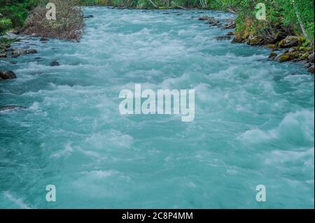 Der Altai Mountain River ist blau. Horizontal gefilmt Stockfoto