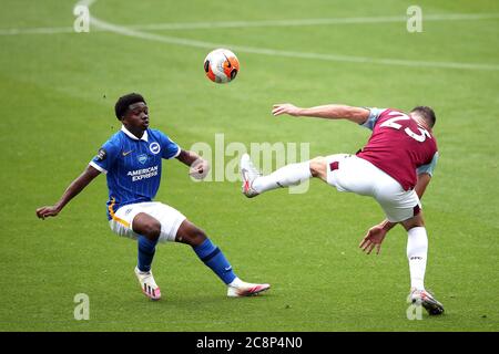 Brighton und Hove Albions Tariq Lamptey (links) und Burnleys Erik Pieters kämpfen während des Premier League-Spiels in Turf Moor, Burnley, um den Ball. Stockfoto