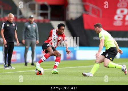 SOUTHAMPTON, GROSSBRITANNIEN. 26. JULI 2020 Kyle Walker-Peters von Southampton im Einsatz mit John Fleck von Sheffield United während des Premier League-Spiels zwischen Southampton und Sheffield United im St Mary's Stadium, Southampton. (Kredit: Jon Bromley, Mi News) Kredit: MI Nachrichten & Sport /Alamy Live Nachrichten Stockfoto