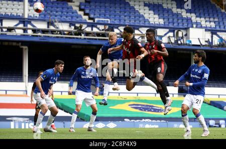 Bournemouth Dominic Solanke (Mitte) erzielt das zweite Tor seiner Spielseite während des Premier League-Spiels im Goodison Park, Liverpool. Stockfoto