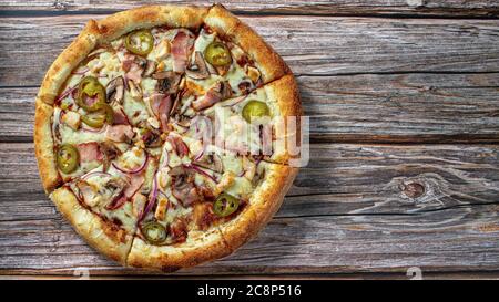 Pizza mit Huhn, Schinken und Jalapeno Pfeffer Stockfoto