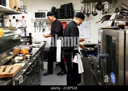 Bier und Essen im Restaurant De klomp, das von einer holländischen "bruin Bar" mit Speisen aus der Gegend und Bier aus der ganzen Welt inspiriert ist. Foto Jeppe Gustafsson Stockfoto