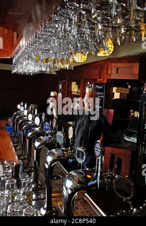 Bier und Essen im Restaurant De klomp, das von einer holländischen "bruin Bar" mit Speisen aus der Gegend und Bier aus der ganzen Welt inspiriert ist. Foto Jeppe Gustafsson Stockfoto