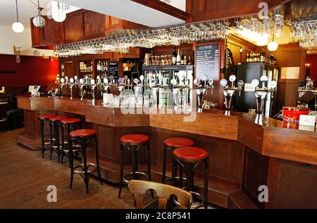 Bier und Essen im Restaurant De klomp, das von einer holländischen "bruin Bar" mit Speisen aus der Gegend und Bier aus der ganzen Welt inspiriert ist. Foto Jeppe Gustafsson Stockfoto