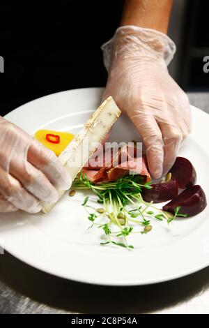 Bier und Essen im Restaurant De klomp, das von einer holländischen "bruin Bar" mit Speisen aus der Gegend und Bier aus der ganzen Welt inspiriert ist. Auf einem Teller servieren. Foto Jeppe Gustafsson Stockfoto